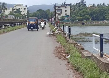 उद्ध्वस्त झालेल्या पुलाची दुरुस्ती