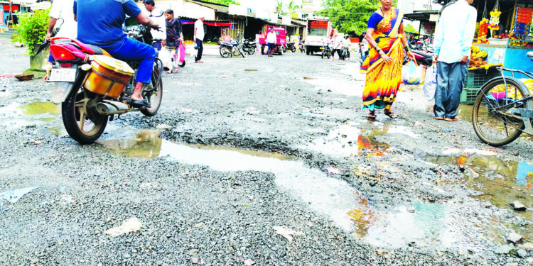 यंदाही भक्तांचा प्रवास खड्यातूनच