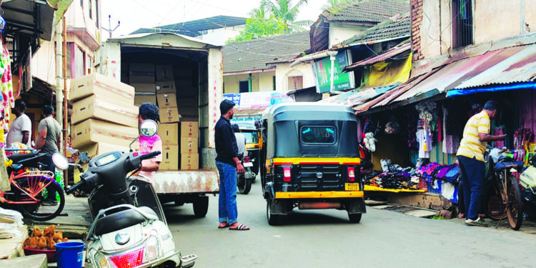 मालवाहतूक गाड्यांमुळे वाहतूक कोंडी