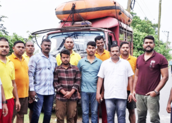 मोबाईल चोरीप्रकरणी तिघे अटकेत