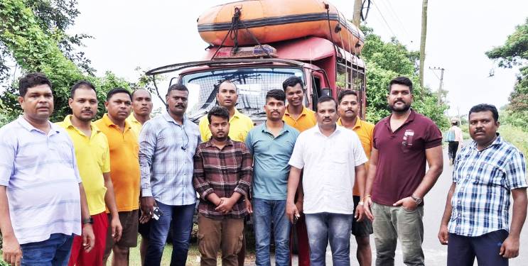 मोबाईल चोरीप्रकरणी तिघे अटकेत