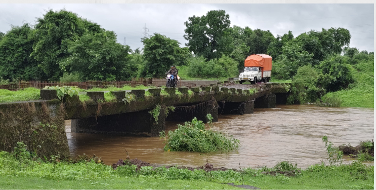 घोटवडे पुलावरून धोकादायक प्रवास