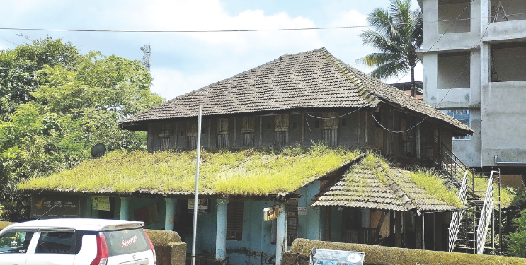 टपाल कार्यालयाची इमारत धोकादायक