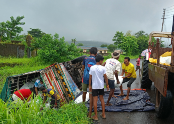 खांब-पालदाड मार्गावर मालवाहू टेम्पो घसरला