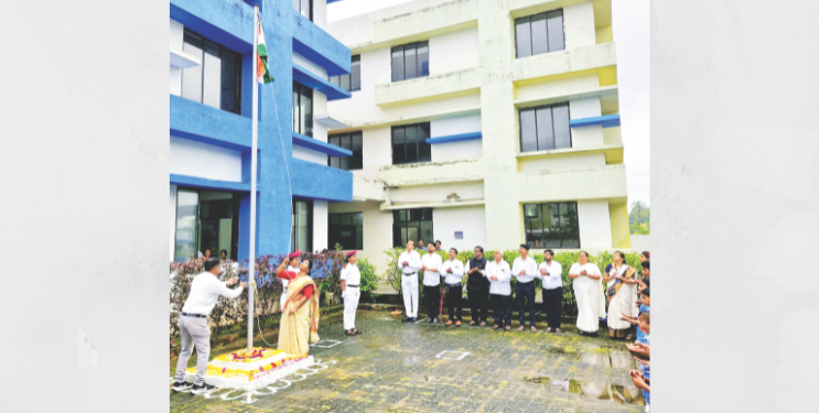 पीएनपी एज्युकेशन सोसायटीच्या संकुलात ध्वजारोहण