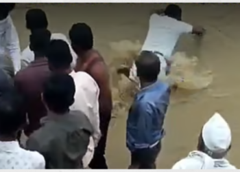 आंदोलनादरम्यान शेतकऱ्याने घेतली जलसमाधी