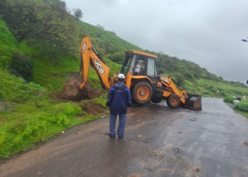 राजपुरी रस्त्यावर मोठा दगड