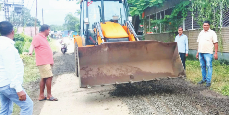 विनोद पाटील यांनी स्वखर्चाने भरले रस्त्यांवरील खड्डे