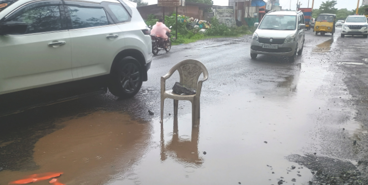 खड्ड्यात खूर्ची, खूर्चीत कोण?