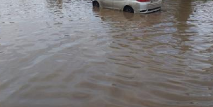 रस्त्यावर साचलेल्या पाण्यात पडून वृद्धेचा मृत्यू