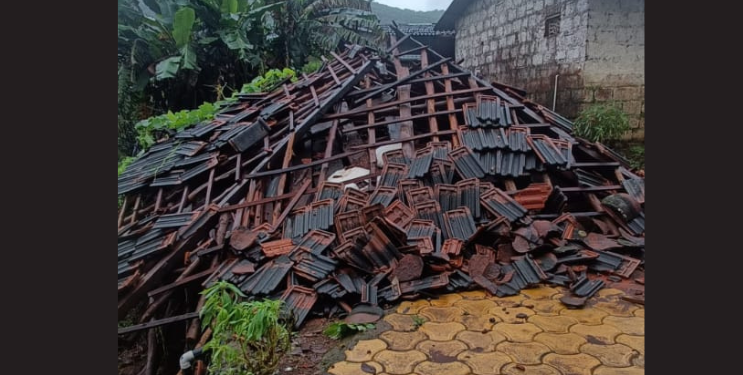 पांगलोळीतील गुरांचा गोठा जमीनदोस्त