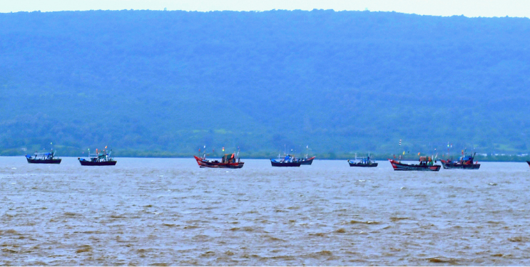 मच्छीमार बांधवांवर पुन्हा संकट