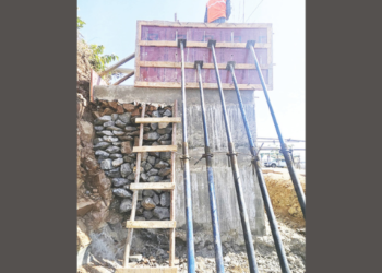 धनदांडग्यांच्या मालमत्तेसाठी संरक्षक भिंत