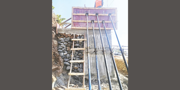 धनदांडग्यांच्या मालमत्तेसाठी संरक्षक भिंत