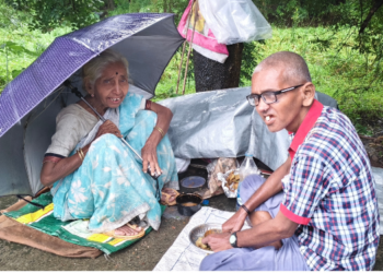 घरमालकाने बाहेर काढल्याने मायलेक रस्त्यावर