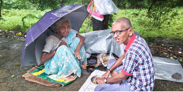घरमालकाने बाहेर काढल्याने मायलेक रस्त्यावर