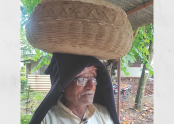 डोक्यावर टोपली घेऊन औषधाचा प्रसार