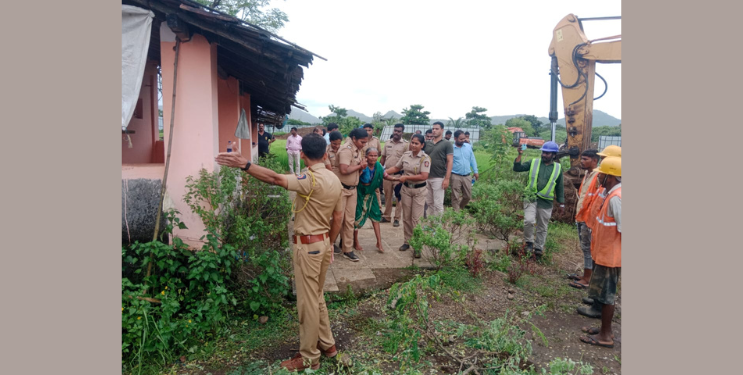 उसर येथील वयोवृद्ध महिलेच्या घरावर जेसीबी