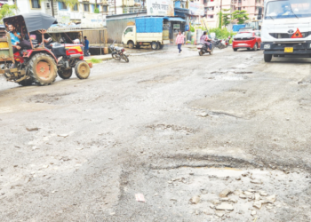 जीवघेण्या खड्ड्याने जनता बेजार