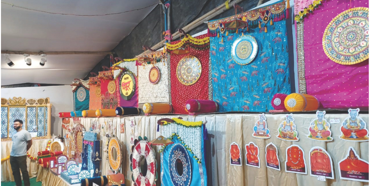 घरगुती मखरांना वाढती मागणी