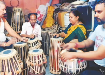 चर्मवाद्य दुरुस्तीसाठी ग्राहकांची रीघ