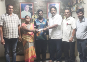 शेकापकडून सागाव आदीवासीवाडीमधील नुकसानग्रस्तांना आर्थिक मदत