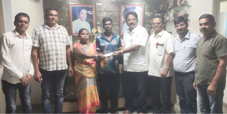 शेकापकडून सागाव आदीवासीवाडीमधील नुकसानग्रस्तांना आर्थिक मदत