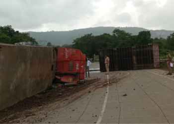 सुकेळी खिंडीत कंटेनर पलटी