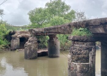 थेरोंडा-पालव साकव अखेर कोसळला