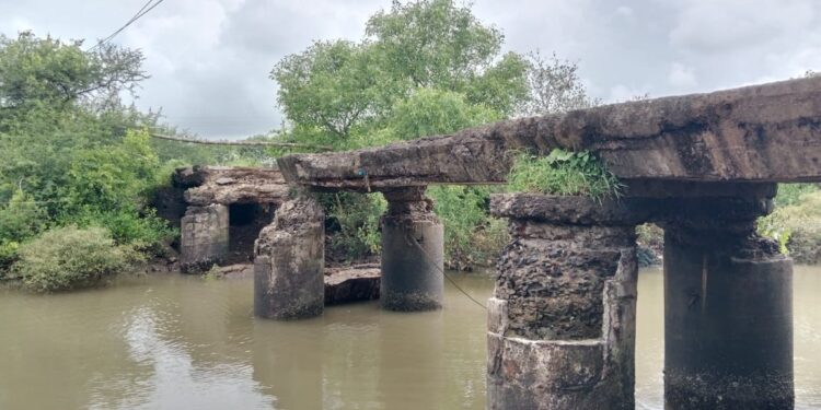 थेरोंडा-पालव साकव अखेर कोसळला