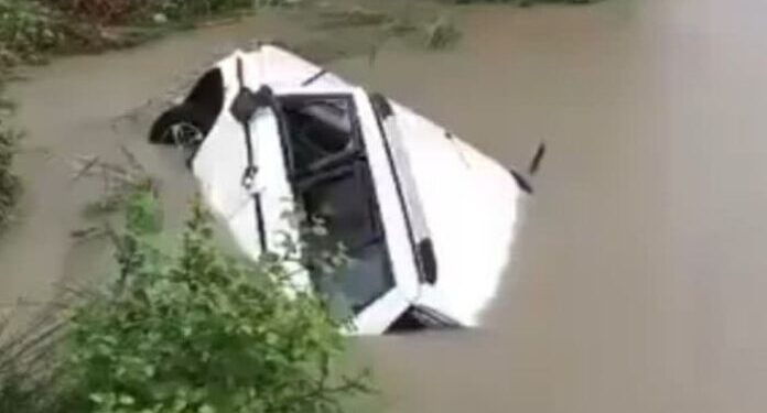 भाविकांची बोलेरो कालव्यात कोसळली