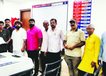 प्लास्टिक ध्वज विक्रीवर बंदीची मागणी