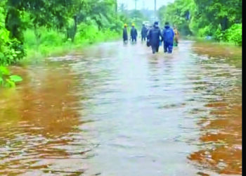 धाटावमध्ये उद्योगांवर पाणीच पाणी