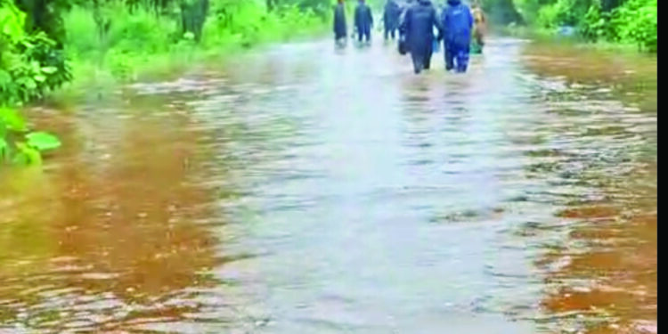 धाटावमध्ये उद्योगांवर पाणीच पाणी