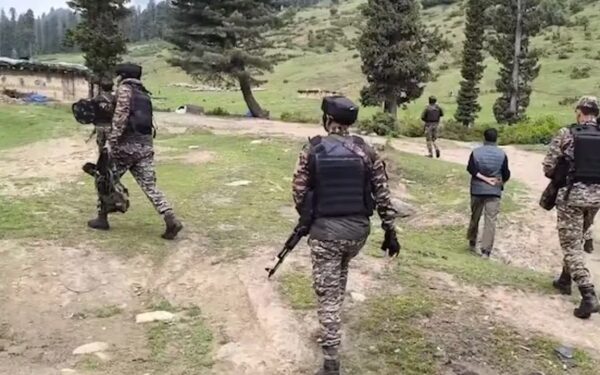 कुलगाममधील चकमकीत दोन जवान शहीद