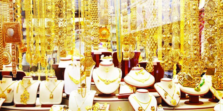 जाहिरातदारांकडून ‘सोनेरी’ धूळफेक