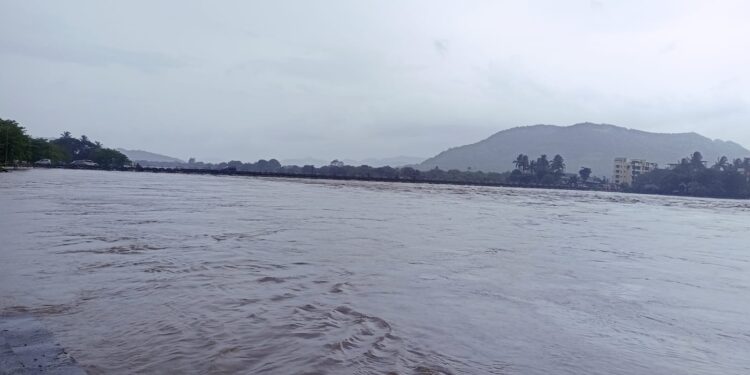 रायगडातील नद्यांनी ओलांडली इशारा पातळी