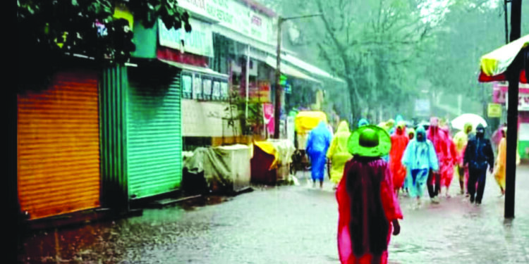 माथेरानला पावसाने झोडपले