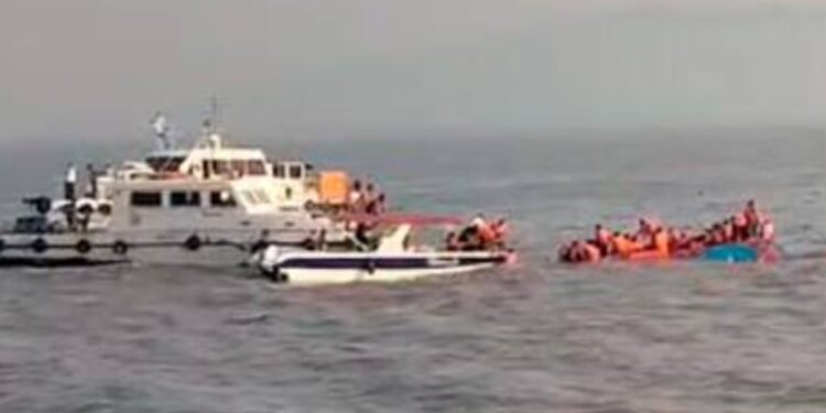 नेव्हीच्या बोटीची प्रवासी बोटीला धडक