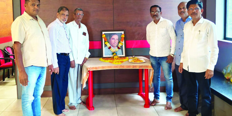 नाना पाटील यांना अभिवादन