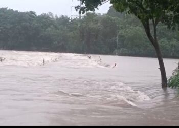 गाढी नदीला पूर, मुसळधार पावसाचा फटका