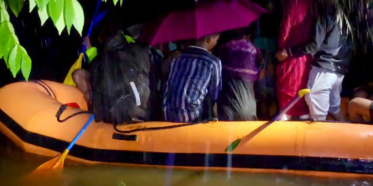 पुरात अडकलेल्या आदिवासींची सुटका