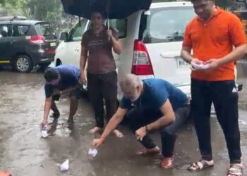 रस्त्यावरील खड्ड्यात कागदी होड्या सोडत आंदोलन