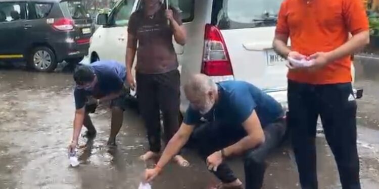 रस्त्यावरील खड्ड्यात कागदी होड्या सोडत आंदोलन