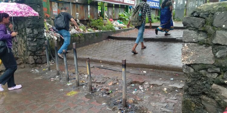 रेल्वे स्थानक परिसरात कचऱ्याचा डोंगर