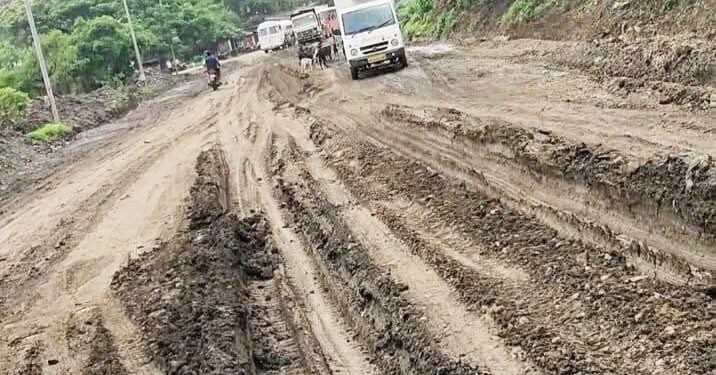 साळाव-तळेखार रस्ता चिखलात