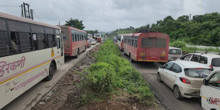 मुंबई-गोवा महामार्गावर वाहतूक कोंडी