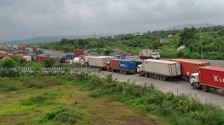 जेएनपीए ते गव्हाण फाटा कंटेनर वाहतूक कोंडी