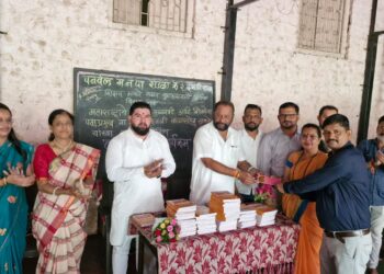 शिवसेना ठाकरे गटाकडून विद्यार्थ्यांना वह्या वाटप