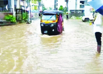 रस्त्यांवर पाणी, सिडकोविरोधात संताप